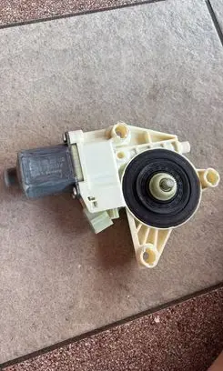 Mercedes-Benz E W212 Front door window regulator motor A2048200242