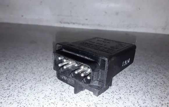 BMW 5 E39 Glow plug pre-heat relay 2246919