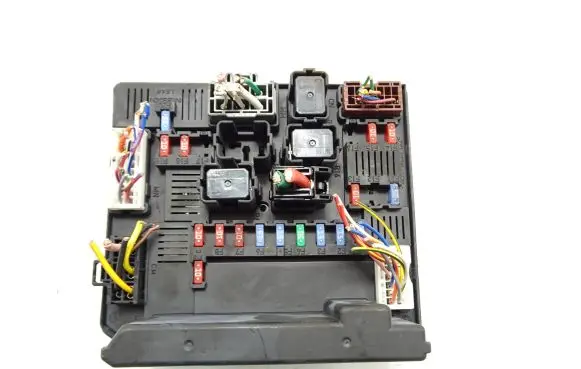 Nissan Qashqai Fuse module 284B7BB00C 4647750001 522792F02