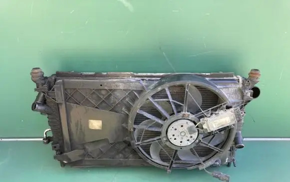 Ford Focus Coolant radiator 3M5H9L440AE 3M5H8005TL 1137328365