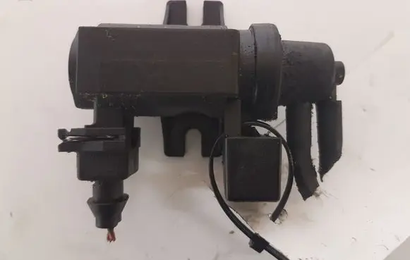 BMW 5 E39 Turbo solenoid valve 72279600 2247906