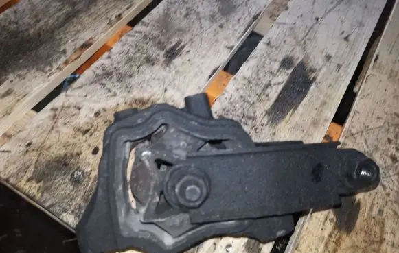 Volvo XC60 Engine mount bracket
