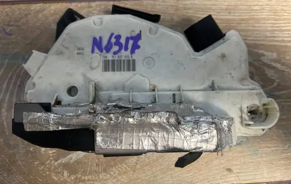 Volkswagen Multivan T4 Front door lock 7L1837015B