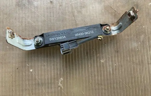 Hyundai Santa Fe Aerial antenna amplifier 954203K210 5WY2A63A