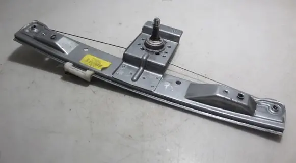 Rear window lifting mechanism without motor
