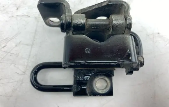 Volkswagen Golf VI Rear door lower hinge A046575