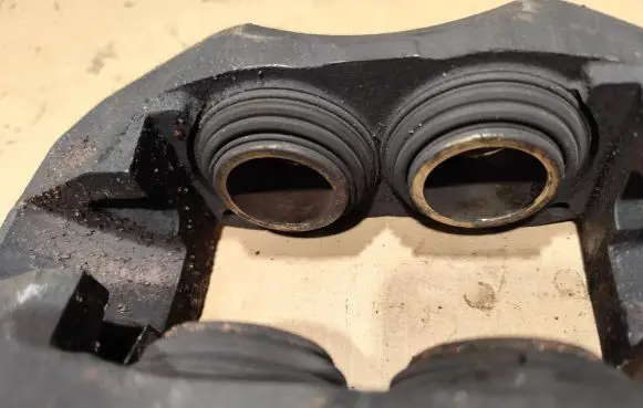Toyota Hilux (AN10, AN20, AN30) Front brake caliper