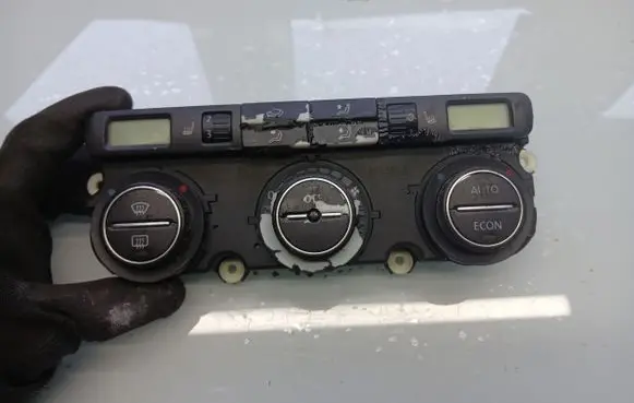 Volkswagen Touran I Climate control unit
