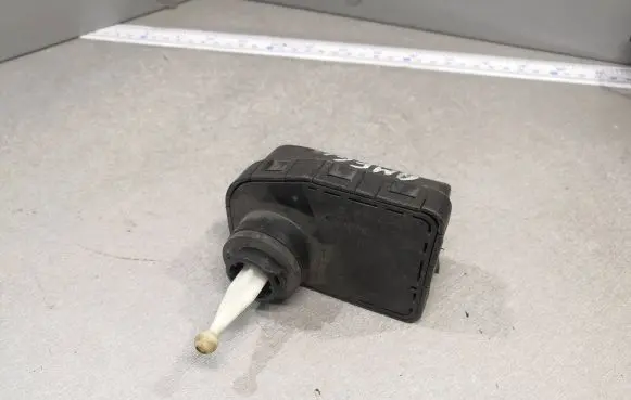 Opel Omega B2 Headlight level adjustment motor 90565805