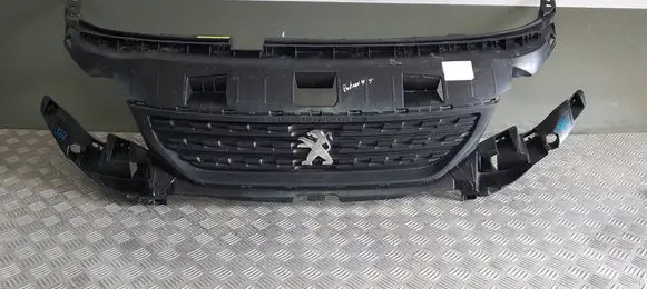 Peugeot Partner III Front bumper upper radiator grill 9818281980