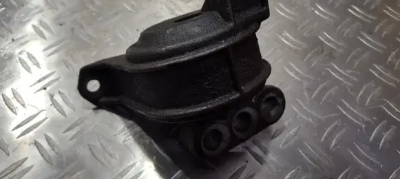 Opel Zafira A Engine mount bracket 90575772