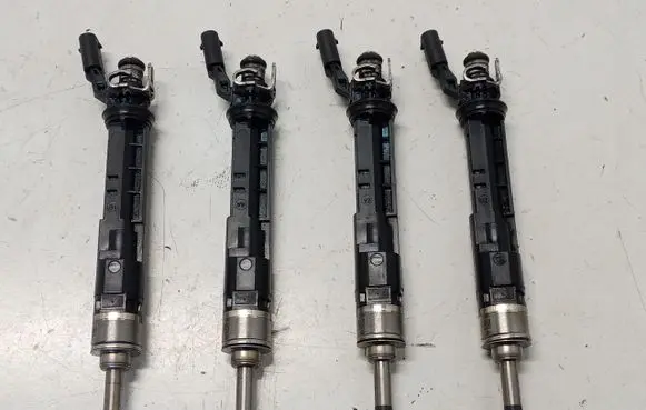 Renault Captur Fuel injector 166005550R