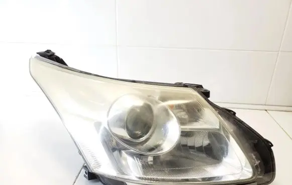 Toyota Avensis T270 Headlight/headlamp KOITO0512