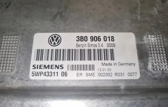 Volkswagen PASSAT B5 Engine control unit/module 3B0906018 5WP4331106 5WP432116