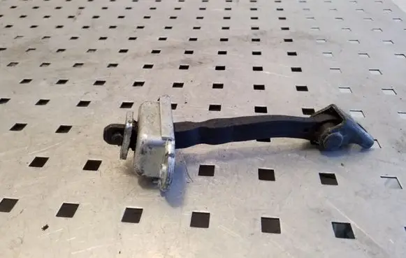 Nissan Qashqai Front door check strap stopper