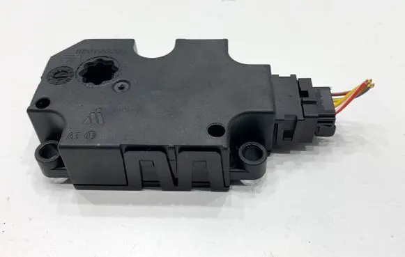 Audi A8 S8 D5 Air flap motor/actuator CZ113940-0051