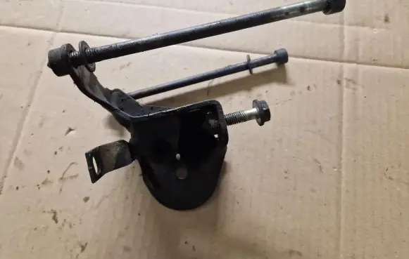 Volkswagen PASSAT B3 Engine mounting bracket 357199273A N10241603