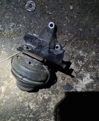 Volvo S60 Engine mount bracket