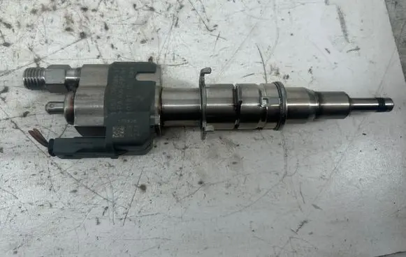 BMW 3 E90 E91 Fuel injector 758904811 7589048