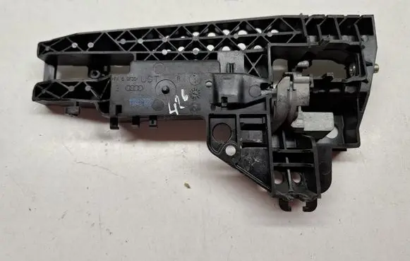 Audi Q7 4M Front door exterior handle/bracket 4M0837886A