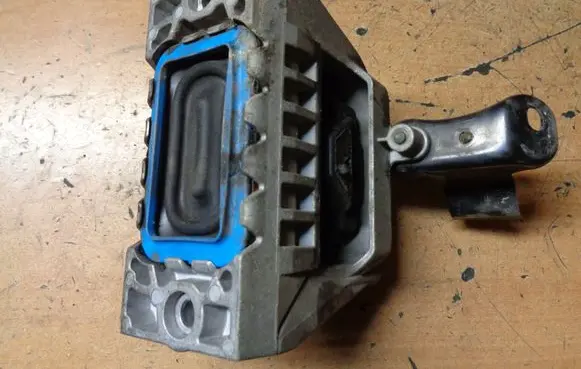 Engine mount bracket