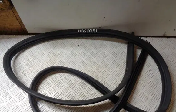 Nissan Qashqai+2 Front door rubber seal