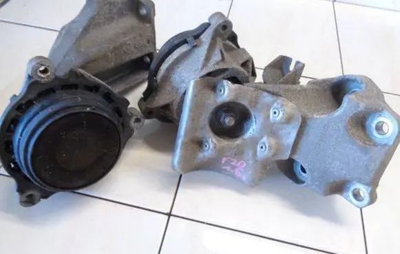 BMW 1 F20 F21 Engine mounting bracket 6788607
