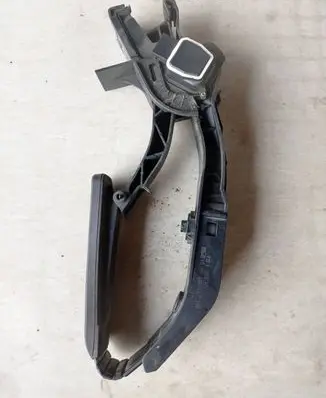 Mercedes-Benz E W211 Accelerator throttle pedal A2113000404