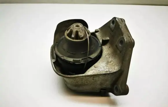 Volvo XC90 Engine mount bracket 8683936 8834884