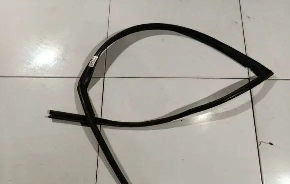 Saturn Vue Rubber seal front coupe door 