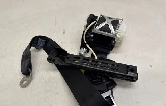 Volkswagen PASSAT B7 Front seatbelt 3C1857706R