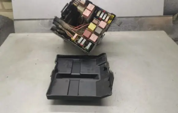Renault Trafic II (X83) Fuse module 8200490003 93856636