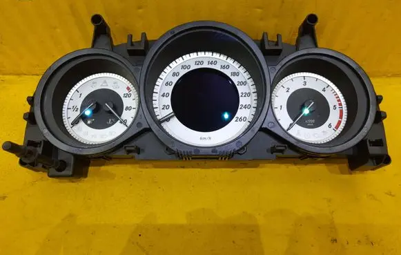 Mercedes-Benz C W204 Speedometer (instrument cluster) A2049004609