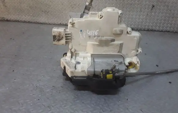 Audi A6 S6 C6 4F Front door lock 4F1837015