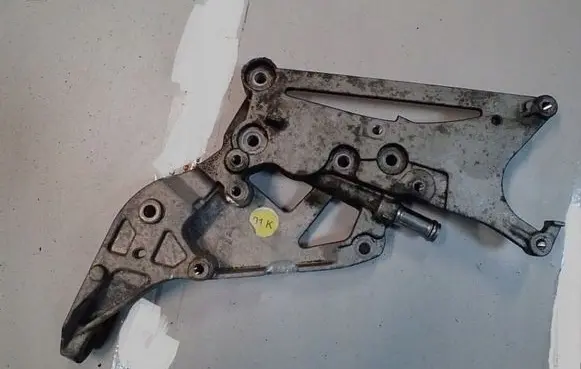 Volkswagen Polo V 6R Engine mounting bracket 04B145880C