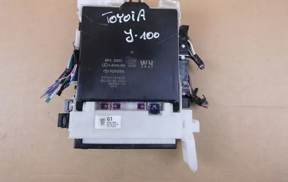 Toyota Yaris XP210 Comfort/convenience module 89221K0020 82730K0110