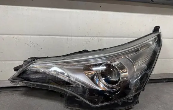 Toyota Avensis T270 Headlight/headlamp 0538