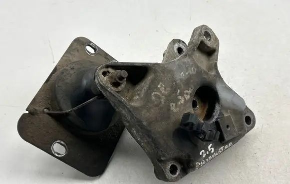 Nissan Primastar Engine mount bracket