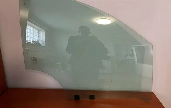 Renault Captur Front door window glass four-door 