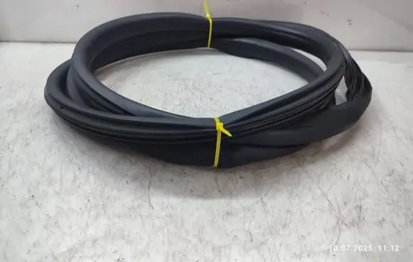 Volkswagen Amarok Rear door rubber seal (on body) 