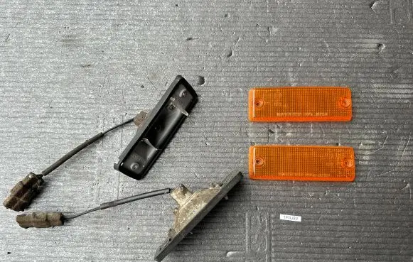 Mitsubishi Pajero Front fender indicator light MB283707 MB283708