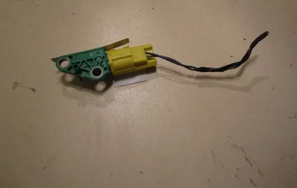 Volkswagen Golf V Airbag deployment crash/impact sensor 1K0909606C 5WK43544