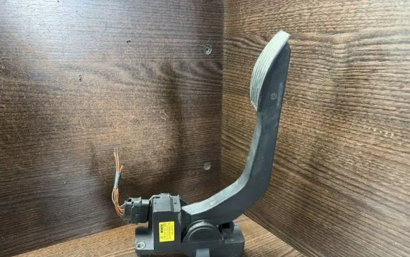 Accelerator throttle pedal
