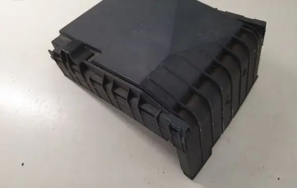 Volkswagen PASSAT B6 Fuse box cover 1K0937132F