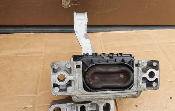 Skoda Octavia Mk3 (5E) Engine mount bracket 5QO199262BH 5Q0199262BH