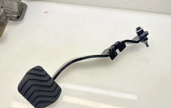 Nissan Juke II F16 Brake pedal 8167