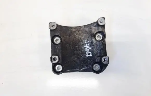 Honda CR-V Engine mounting bracket