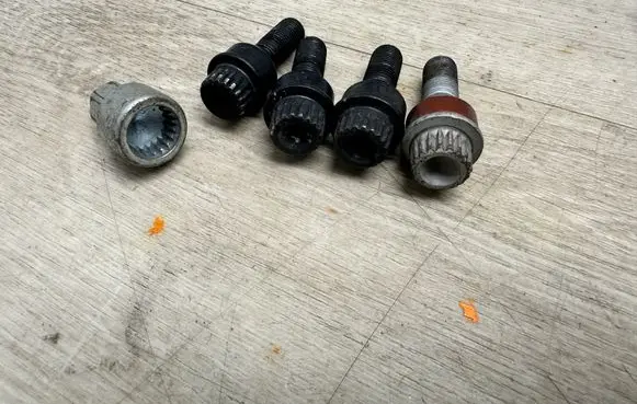 Porsche Cayenne (92A) Anti-theft wheel nuts and lock 99136198001