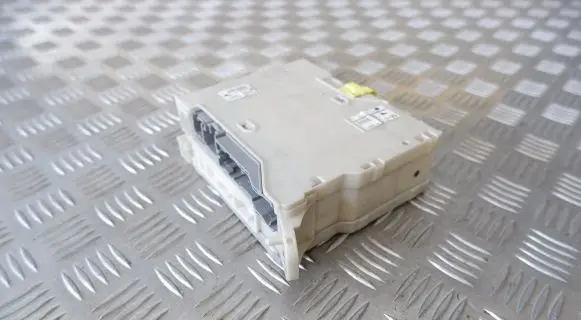 Lexus GS 300 350 430 450H Fuse module 8273030631