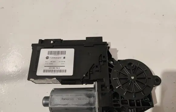 Volkswagen Touareg I Rear door window regulator motor 7L6959704 29072005